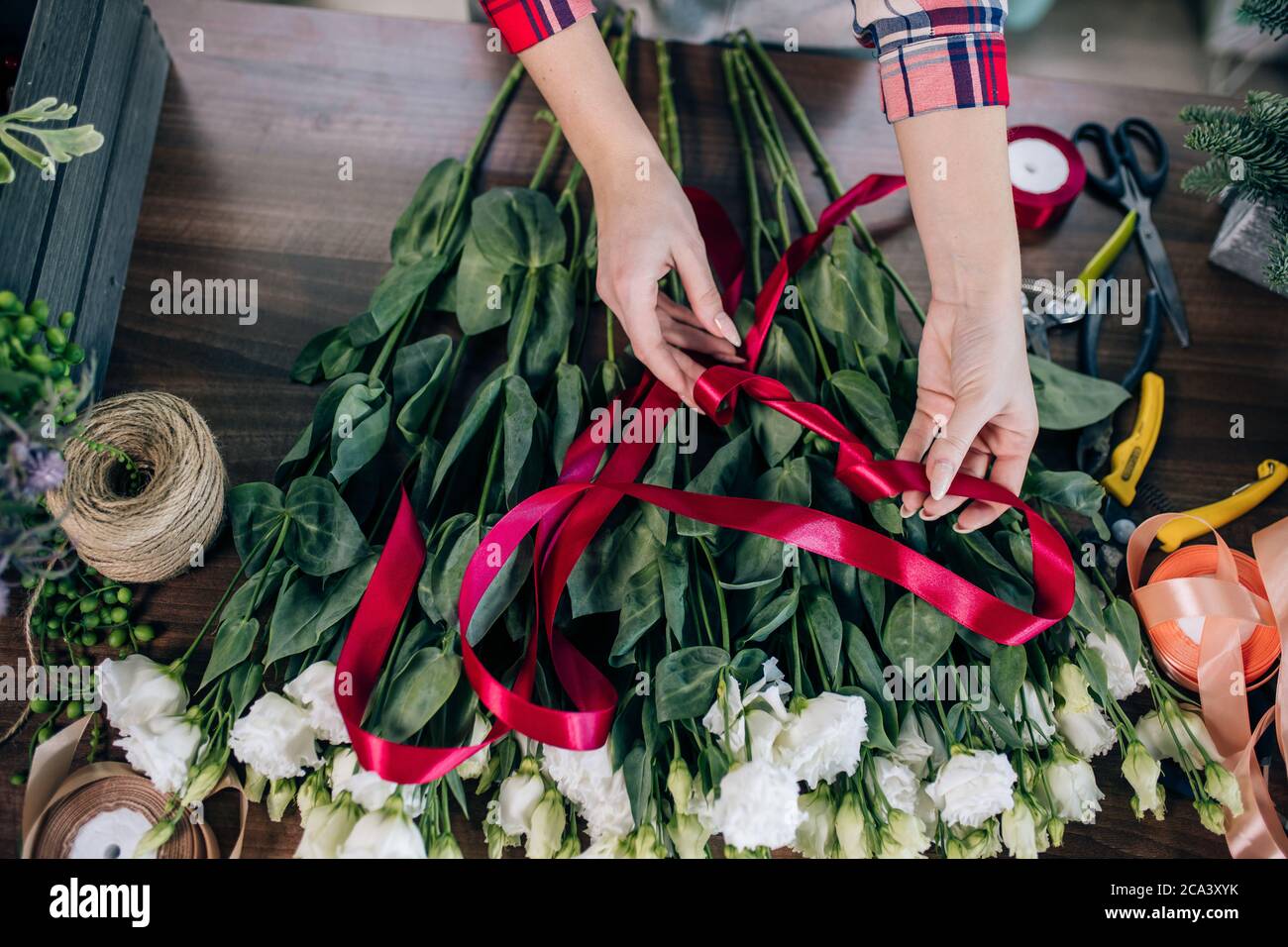 Proprietario di piccola impresa e bella donna fiorista che prepara un bouquet di fiori bianchi, godere di lavorare con piante e fiori. Botanica, concetto di piante Foto Stock