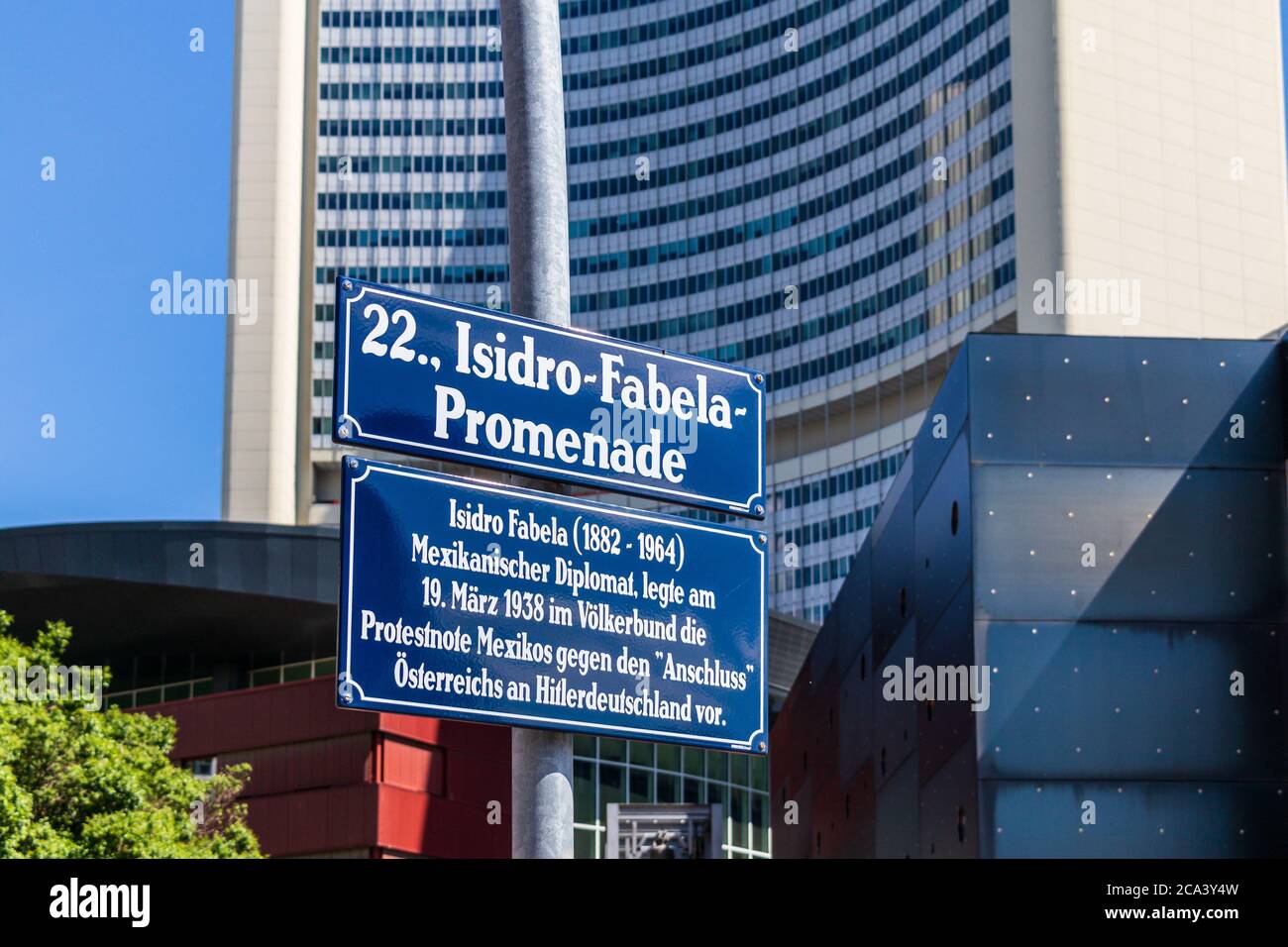 Edificio e segno di strada di Piazza delle Nazioni Unite, ger. Platz-der-Vereinten-Nationen a Vienna, Austria, Europa Foto Stock