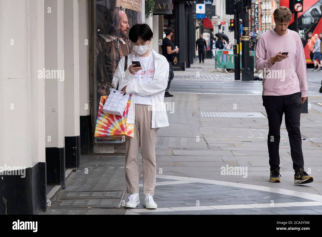 Maschere sotto il blocco del coronavirus su Shaftesbury Avenue il 1 luglio 2020 a Londra, Inghilterra, Regno Unito. Con l’avvicinarsi della scadenza di luglio e il governo rilasserà ulteriormente le sue regole di blocco, il centro di Londra rimane molto tranquillo, mentre alcuni negozi non essenziali sono autorizzati ad aprirsi con i singoli negozi che istituiscono sistemi di distanziamento sociale. Foto Stock