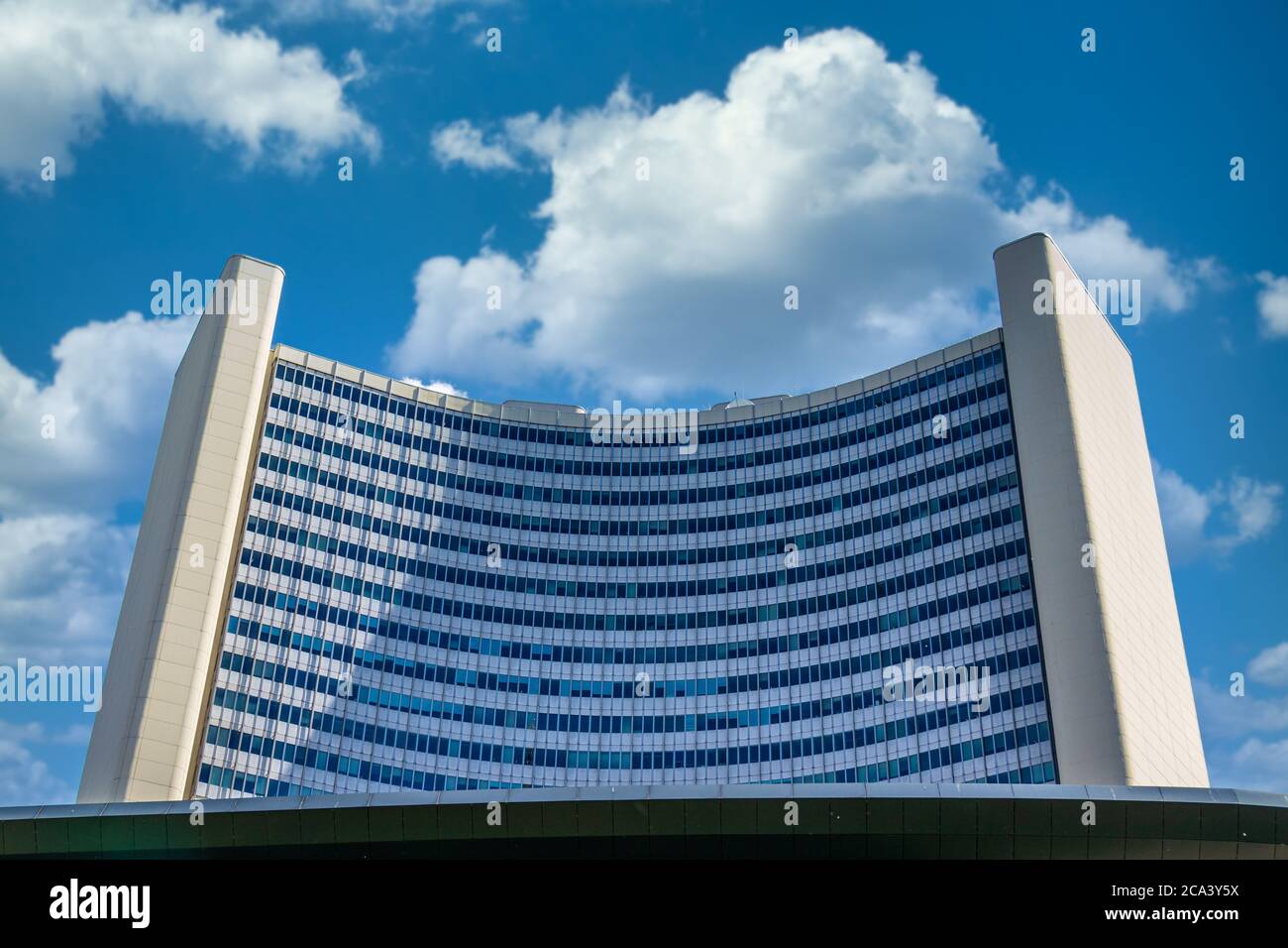 Vista dettagliata sulla costruzione dell'Organizzazione delle Nazioni Unite (ONU), ger. Vereinte Nationen nella città del Danubio, Vienna, Austria, Europa Foto Stock