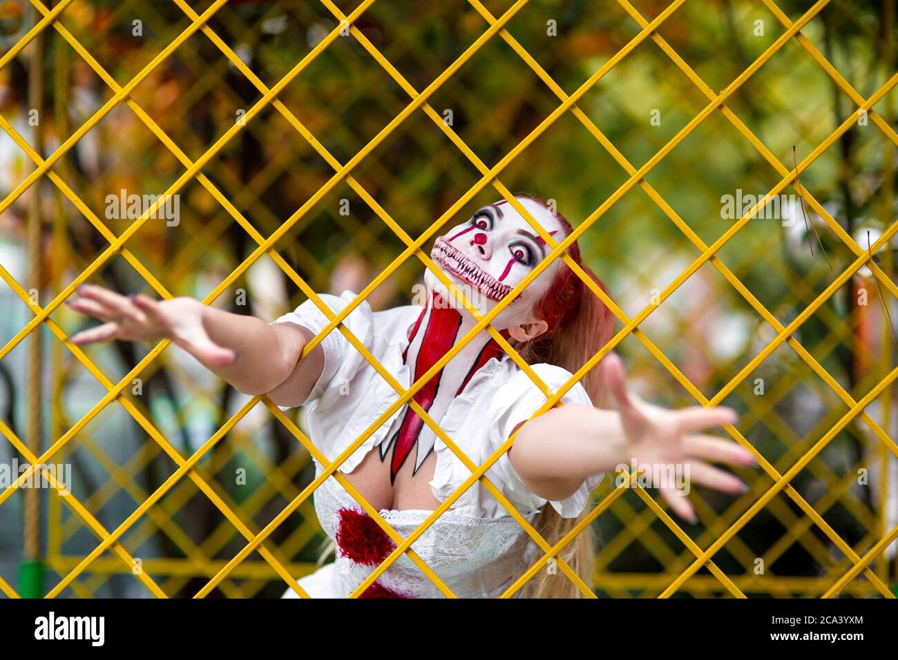 Ragazza a immagine di un orrore per la celebrazione di Halloween con il trucco di un clown denti penissuali e cupi di veleno, ritratto di un'utero pazzo Foto Stock