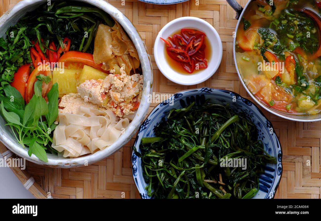 Vassoio di pasto vegano per la colazione, carta secca, zuppa di tagliatelle, latte di soia fare tofu da ingredienti acide come pomodoro, tamarindo, nutrizione vega mangiare sano Foto Stock