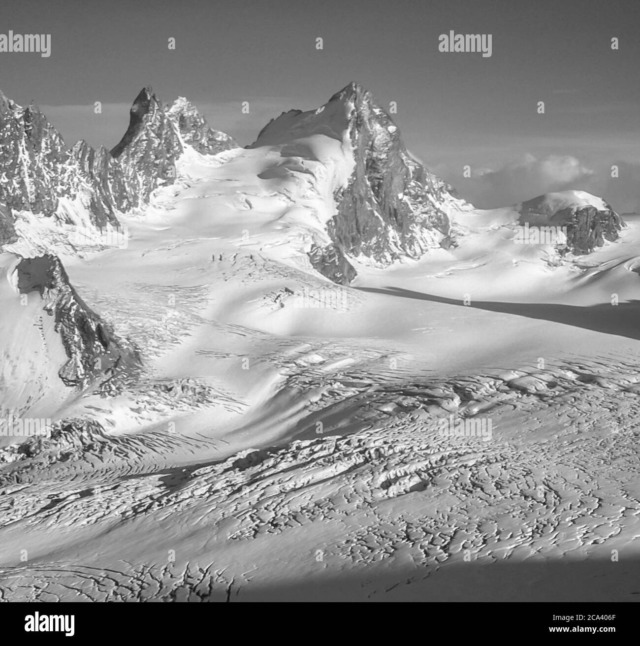 Svizzera. Arolla. Queste sono le montagne delle Alpi Arolla in Svizzera che sono viste e attraversate sulla vecchia strada commerciale di alta montagna cacciatori tra la città francese di Chamonix e la città svizzera di Zermatt. Le montagne che si vedono qui dal rifugio Vignettes attraverso la testa del ghiacciaio Otemma si trovano sulla sinistra Mitre Peak e sulla destra l'Eveque Foto Stock