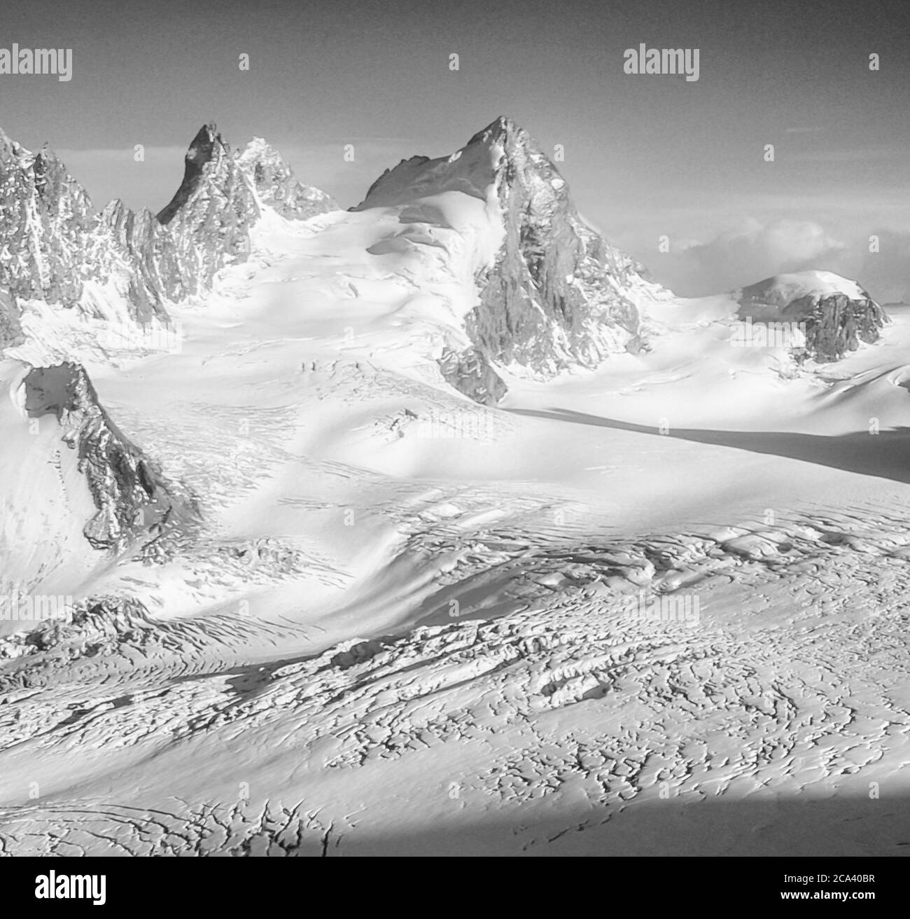 Svizzera. Arolla. Queste sono le montagne delle Alpi Arolla in Svizzera che sono viste e attraversate sulla vecchia strada commerciale di alta montagna cacciatori tra la città francese di Chamonix e la città svizzera di Zermatt. Le montagne che si vedono qui dal rifugio Vignettes attraverso la testa del ghiacciaio Otemma si trovano sulla sinistra Mitre Peak e sulla destra l'Eveque Foto Stock