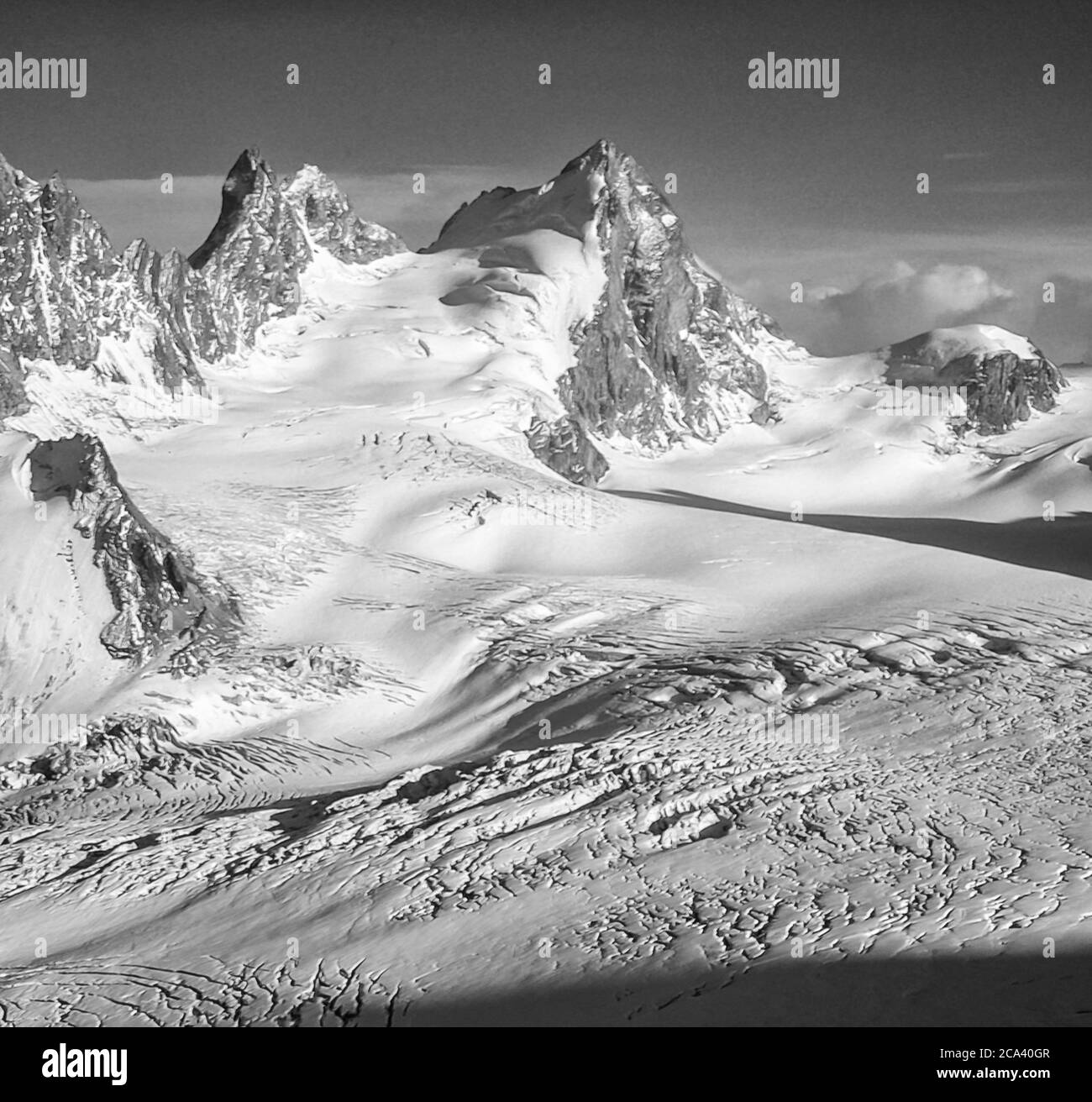 Svizzera. Arolla. Queste sono le montagne delle Alpi Arolla in Svizzera che sono viste e attraversate sulla vecchia strada commerciale di alta montagna cacciatori tra la città francese di Chamonix e la città svizzera di Zermatt. Le montagne che si vedono qui dal rifugio Vignettes attraverso la testa del ghiacciaio Otemma si trovano sulla sinistra Mitre Peak e sulla destra l'Eveque Foto Stock