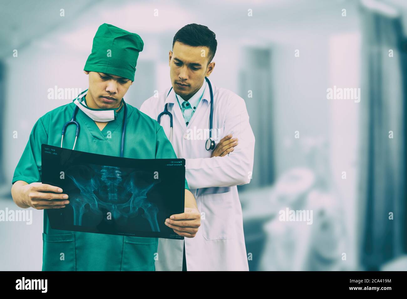 Chirurgo e medico che guarda la pellicola radiogena. Foto Stock