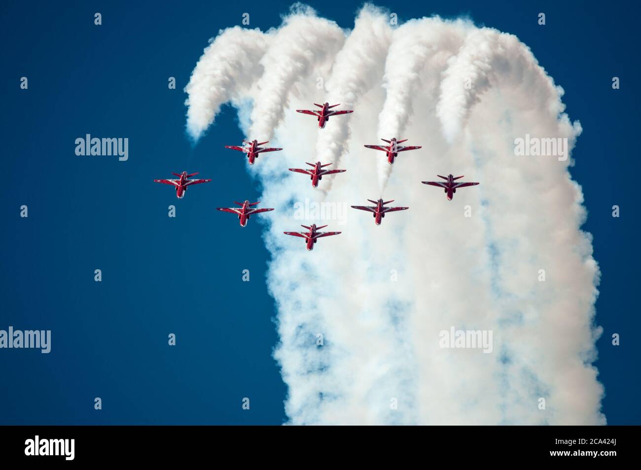 frecce rosse raf che fanno un giro al southport Airshow Foto Stock