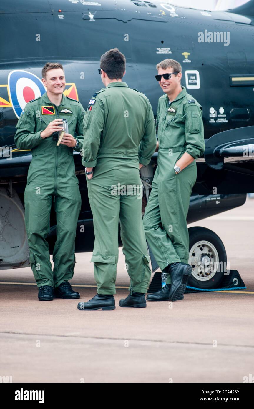 RAF Crew in piedi accanto a un aereo falco RAF che chiacchiera Foto Stock