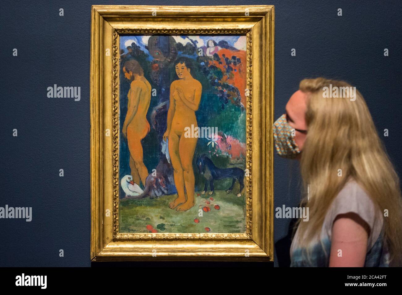 Londra, Regno Unito. 4 agosto 2020. Un membro dello staff si pone con 'Adam and Eve', 1902, di Paul Gauguin. Anteprima di 'Gauguin e gli impressionisti : capolavori della Collezione Ordrupgaard' alla reale Accademia delle Arti di Piccadilly. 60 opere di una collezione di dipinti impressionisti assemblate dalla ricca coppia danese Wilhelm e Henny Hansen, sono in mostra dal 7 agosto al 18 ottobre 2020, e comprende capolavori di Gauguin, Degas, Monet, Morisot, Pissarro, Renoir e Sisley. Credit: Stephen Chung / Alamy Live News Foto Stock