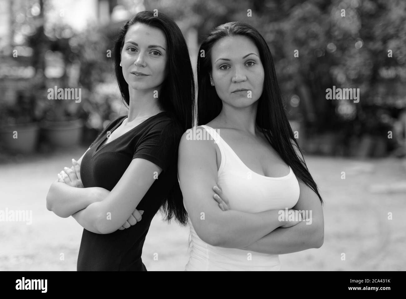 Ritratto di due belle donne insieme all'aperto in bianco e nero Foto Stock