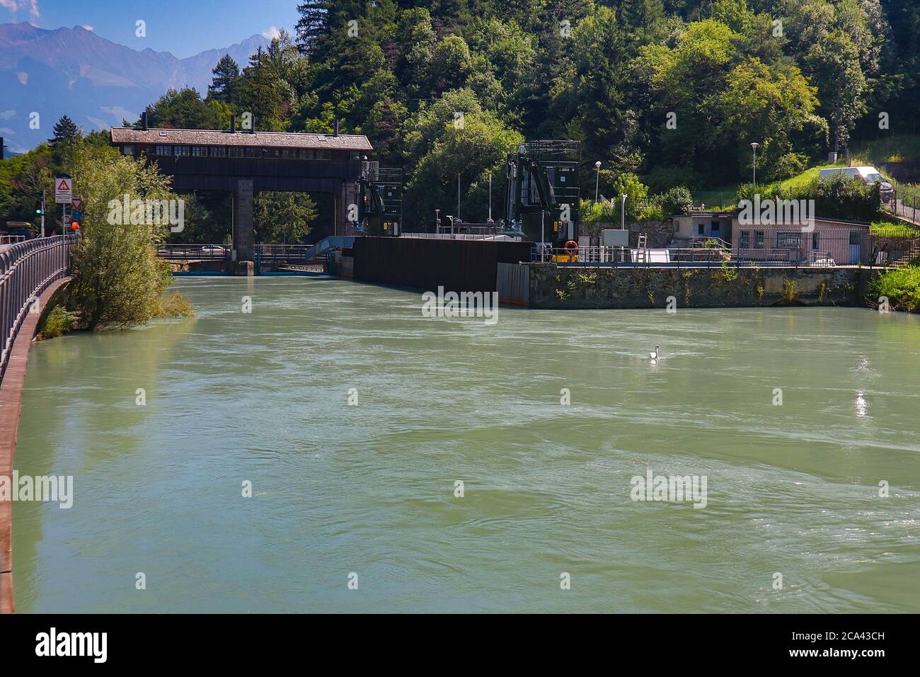 Italien. 29 luglio 2020. Suedtirol, Italia Luglio 2020: Impressioni di Suedtirol Luglio 2020 Toell, vista della diga, Adige, Energie, Meraner Land, Suedtirol | utilizzo nel mondo Credit: dpa/Alamy Live News Foto Stock