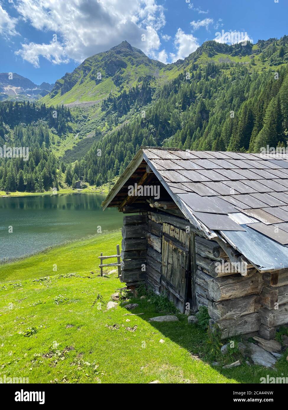 Granaio molto antico, il lago Duisitzkarsee in Austria. Il Duisitzkarsee è probabilmente uno dei più bei laghi di montagna nel Tauern Schladminer.The pla Foto Stock