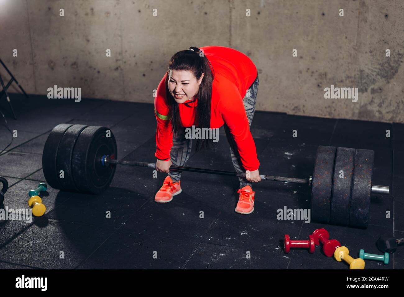 pump donna sta cercando di rompere il record in bodybuilding. dangerouse donna. foto a lunghezza intera Foto Stock