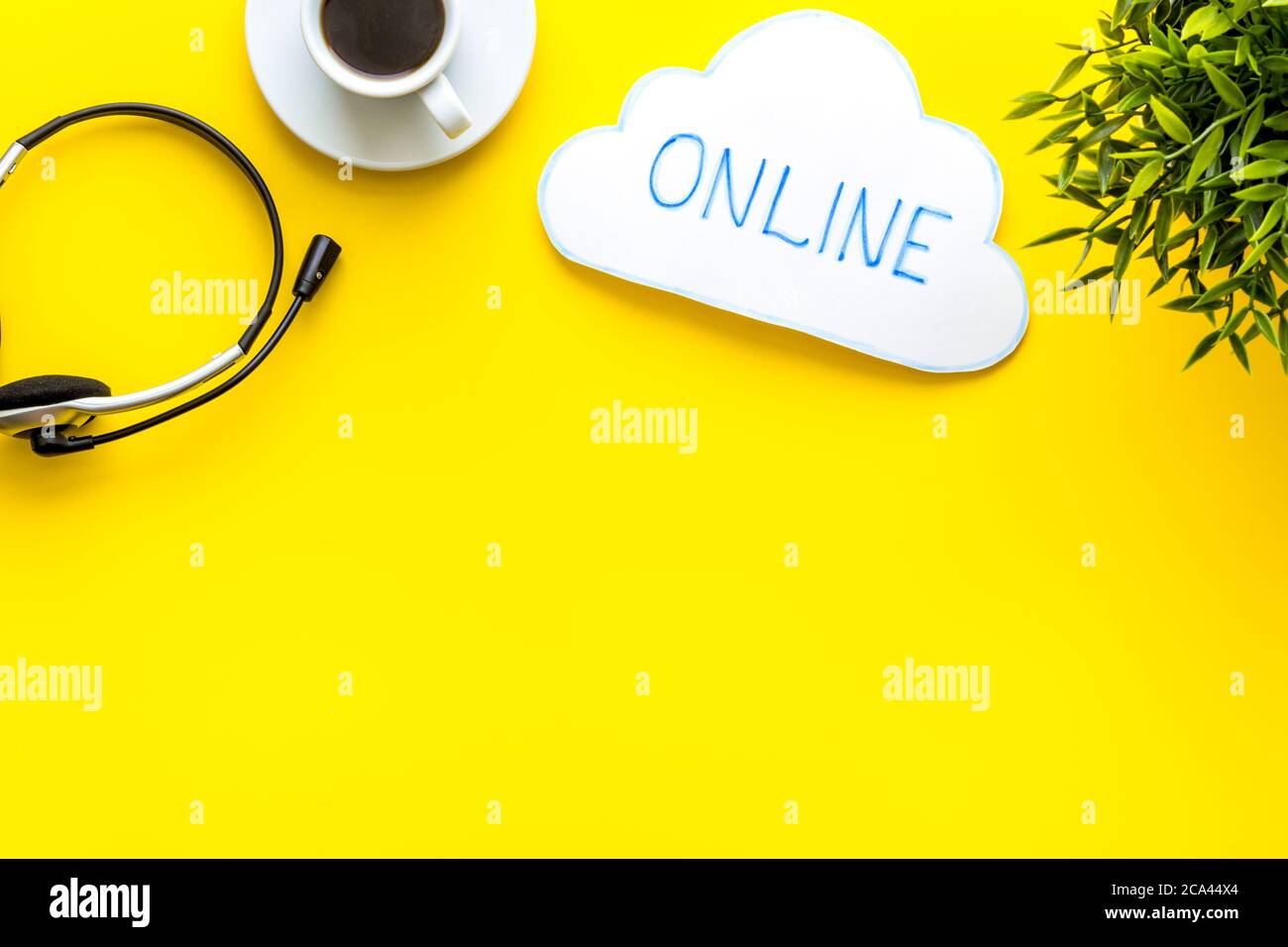 Concetto di networking online. Vista dall'alto del desktop Office Foto Stock