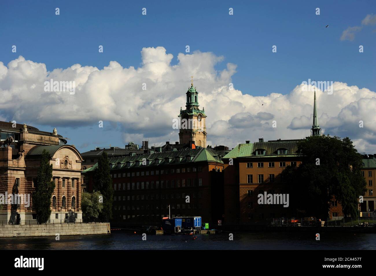 Svezia, Stoccolma. Torre dello Storkyrkan, chiamata anche Stockholms domkyrka (Cattedrale di Stoccolma). Questa guglia della chiesa e altre modifiche alla facciata sono state progettate da Carlberg nel 1736. Foto Stock