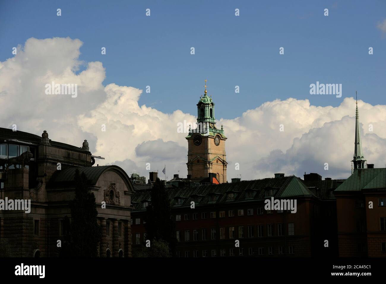 Svezia, Stoccolma. Torre dello Storkyrkan, chiamata anche Stockholms domkyrka (Cattedrale di Stoccolma). Questa guglia della chiesa e altre modifiche alla facciata sono state progettate da Carlberg nel 1736. Foto Stock