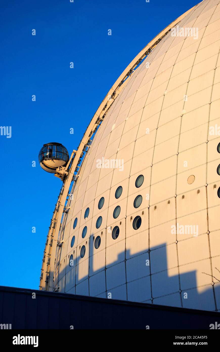Ericsson Globe. Stadio coperto costruito tra il 1986 e il 1989 da Svante Berg e Lars Vretblad. Funicolare. Dettaglio architettonico. Svezia, Stoccolma. Foto Stock