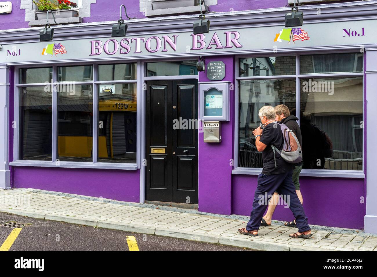 Bantry, West Cork, Irlanda. 4 agosto 2020. Questa sera il governo irlandese deciderà se i pub e i bar di tutto il paese, che non servono cibo, debbano riaprirsi. Il Boston Bar a Bantry e altri pub in tutto il paese sono chiusi dal 15 marzo. I locali sperano che i pub saranno aperti lunedì 10 agosto. Credit: AG News/Alamy Live News Foto Stock