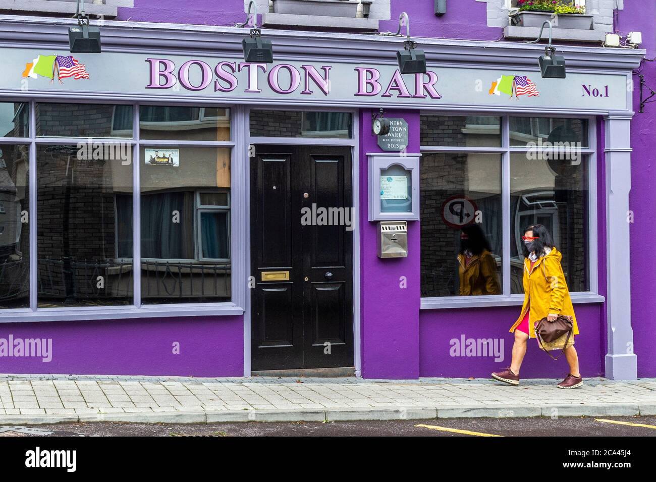 Bantry, West Cork, Irlanda. 4 agosto 2020. Questa sera il governo irlandese deciderà se i pub e i bar di tutto il paese, che non servono cibo, debbano riaprirsi. Il Boston Bar a Bantry e altri pub in tutto il paese sono chiusi dal 15 marzo. I locali sperano che i pub saranno aperti lunedì 10 agosto. Credit: AG News/Alamy Live News Foto Stock