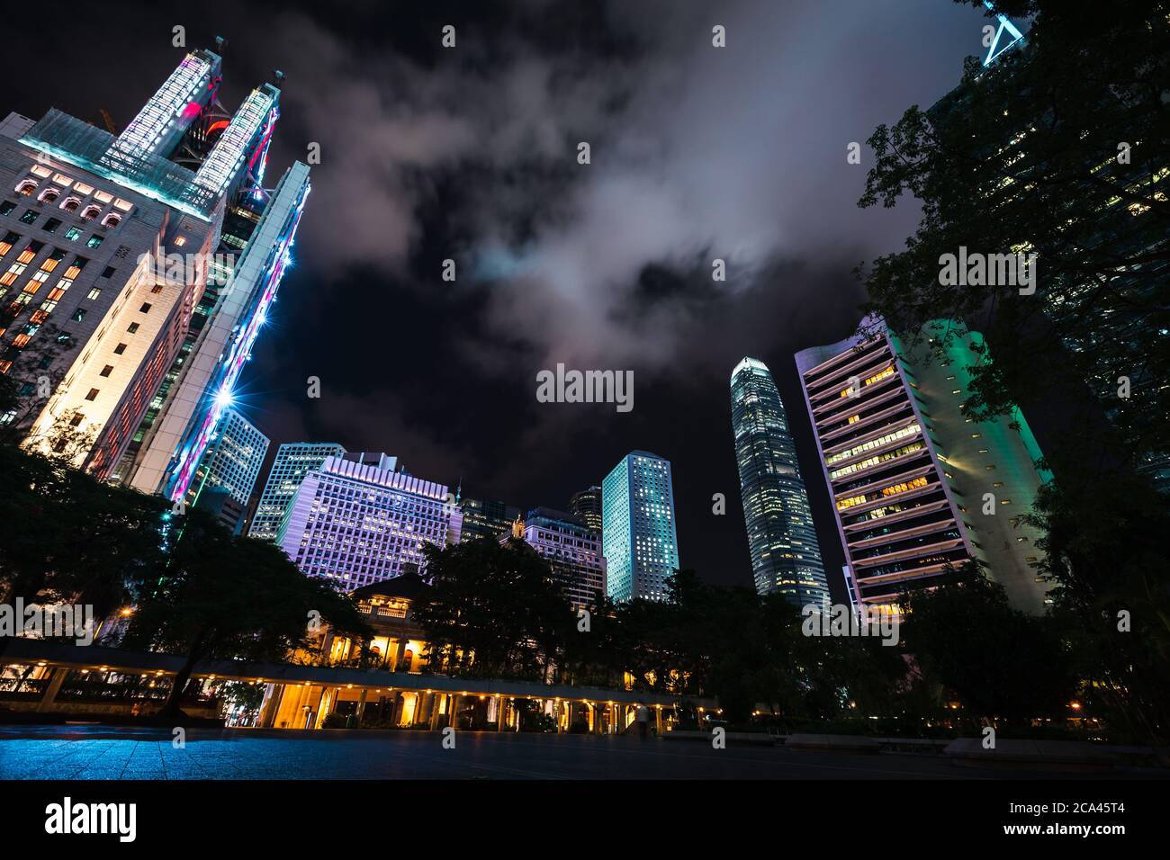 Grattacieli di notte, alte torri di uffici illuminate del quartiere centrale della città di Hong Kong Foto Stock