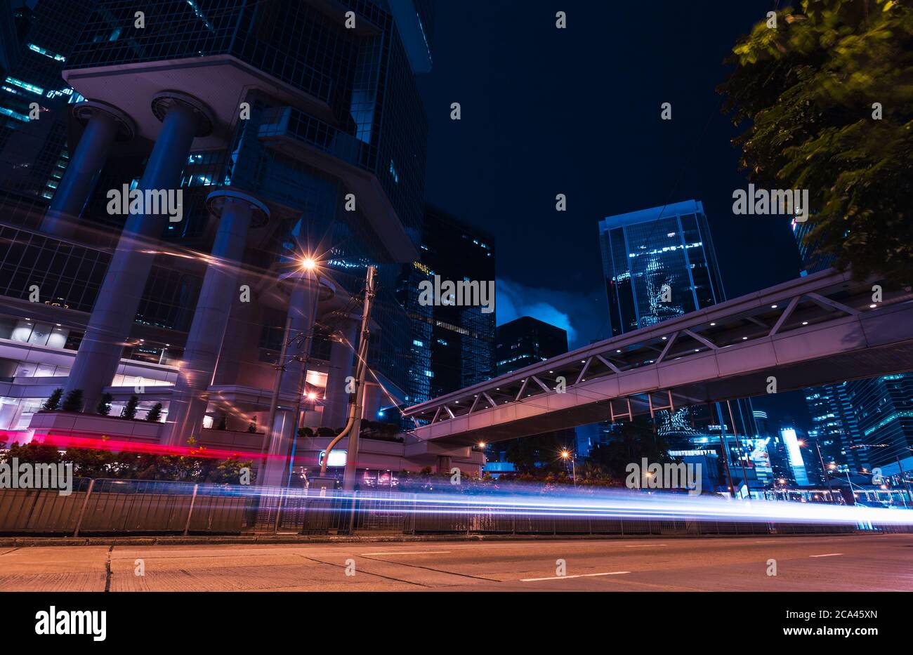 Città di Hong Kong, quartiere centrale paesaggio notturno con luci offuscate sulla strada Foto Stock