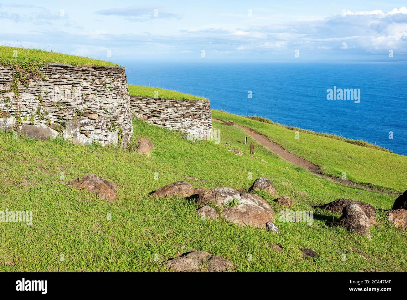 Orongo è un villaggio di pietra e centro cerimoniale alla punta sud-occidentale dell'isola di Pasqua. Foto Stock
