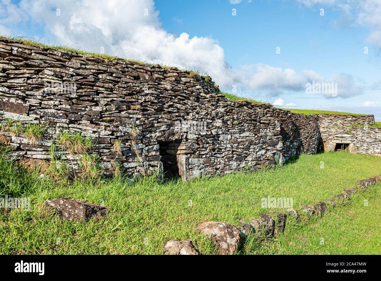 Orongo è un villaggio di pietra e centro cerimoniale alla punta sud-occidentale dell'isola di Pasqua. Foto Stock