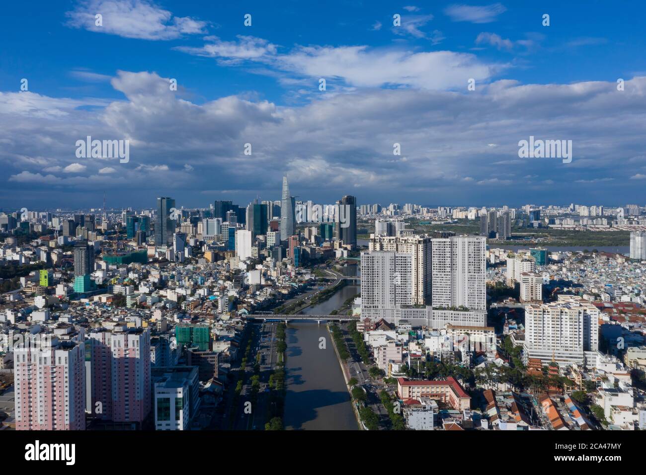 Ho Chi Minh City, Vietnam. Un moderno skyline cittadino con canale, strade principali e ponti nel pomeriggio soleggiato Foto Stock