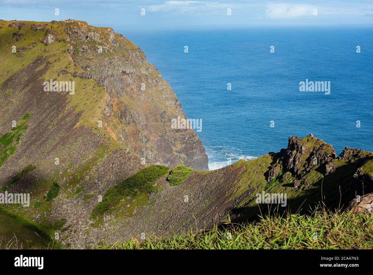 Rano Kau è un vulcano dormiente alto 324 m (1,063 piedi) che forma il promontorio sud-occidentale dell'Isola di Pasqua, un'isola cilena nell'Oceano Pacifico. Foto Stock