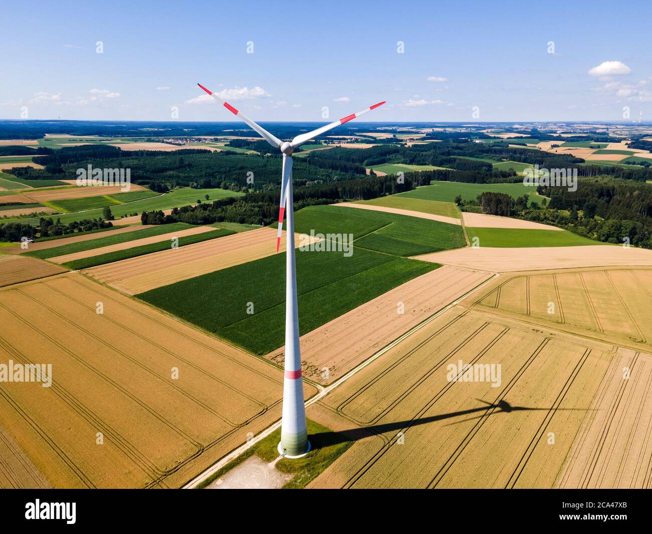 Mulino Enercon singolo in un campo bavarese Foto Stock