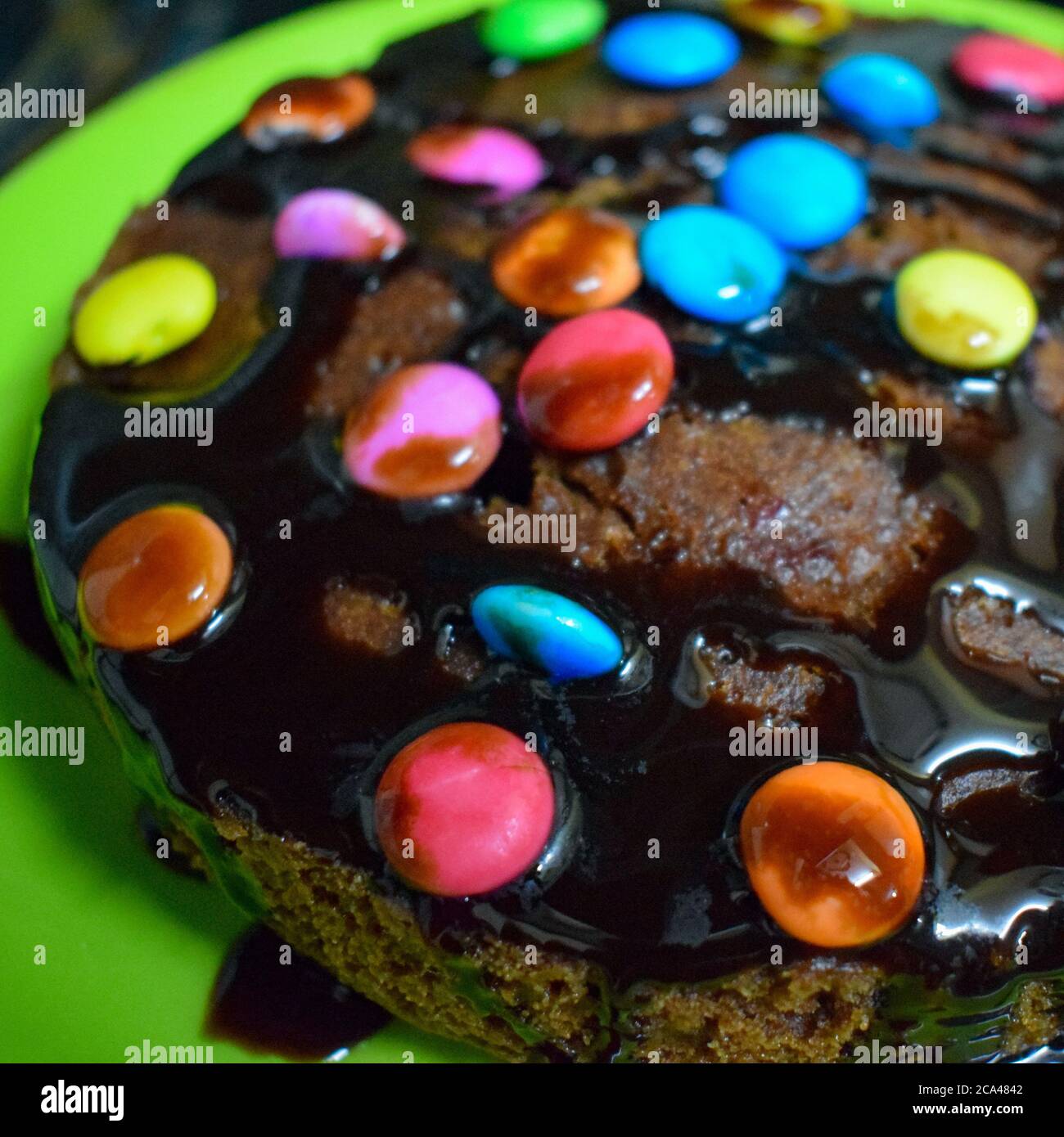 Torta al cioccolato fatta con frutta secca, uvetta, noci di anacardi, mandorle ecc. torta fatta in casa gustosa aromatizzata con cannella e spezie in vendita il Natale A. Foto Stock