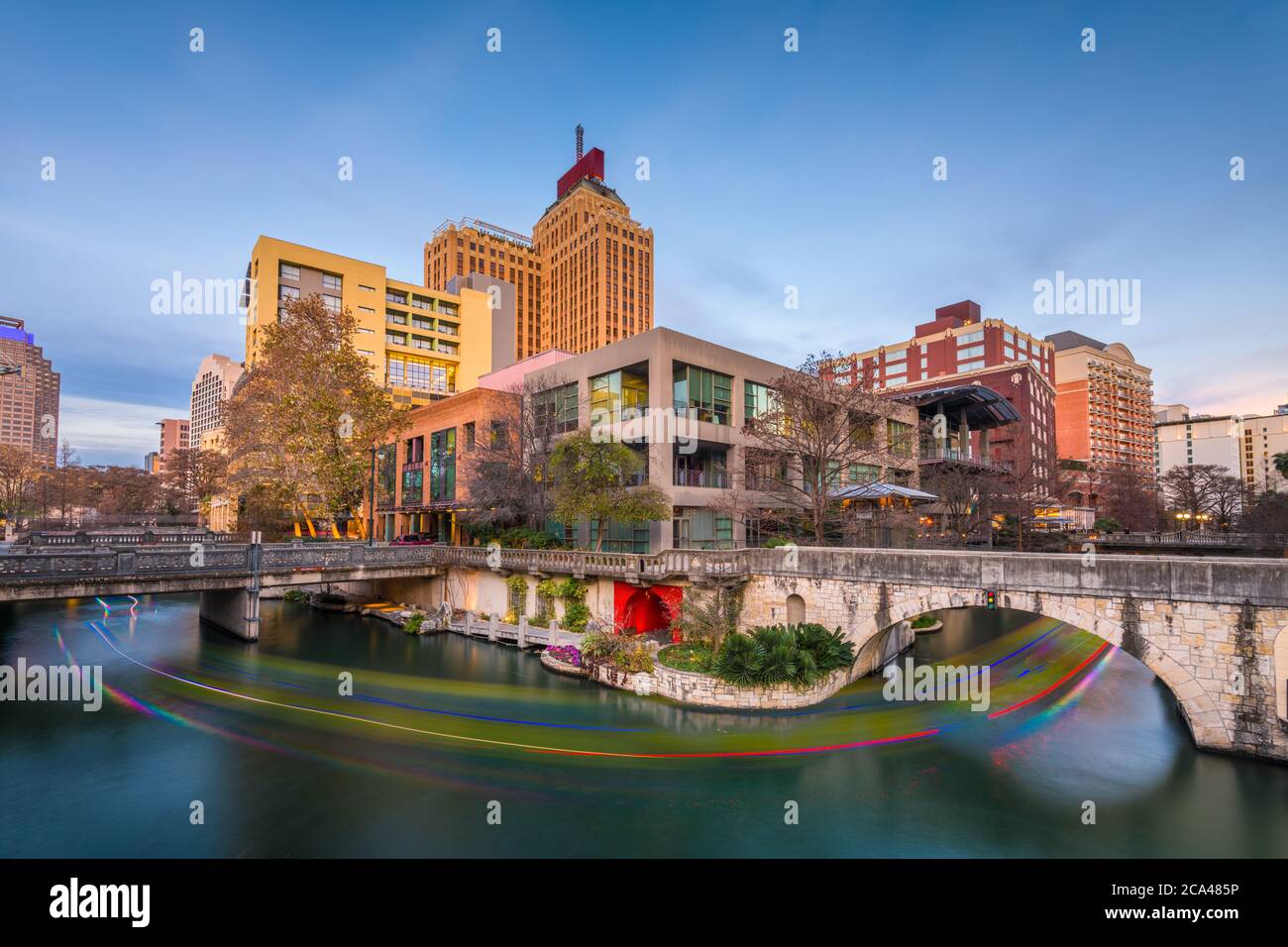 San Antonio, Texas, USA skyline sulla passeggiata sul fiume al tramonto. Foto Stock