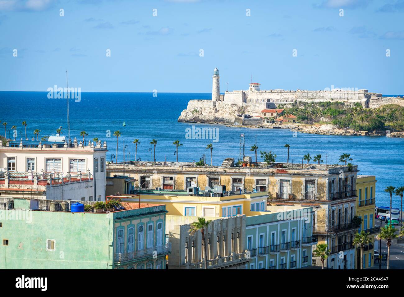 L'Avana, la città di Cuba con la casa luminosa del Forte la Cabana. Foto Stock