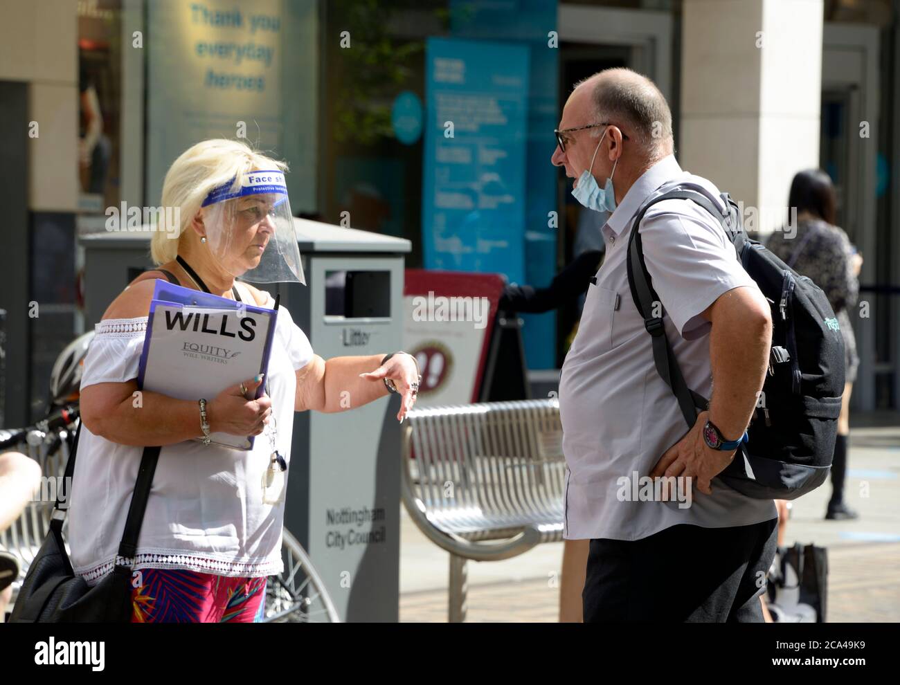 Woman marketing Wills a passer da per la strada. Foto Stock