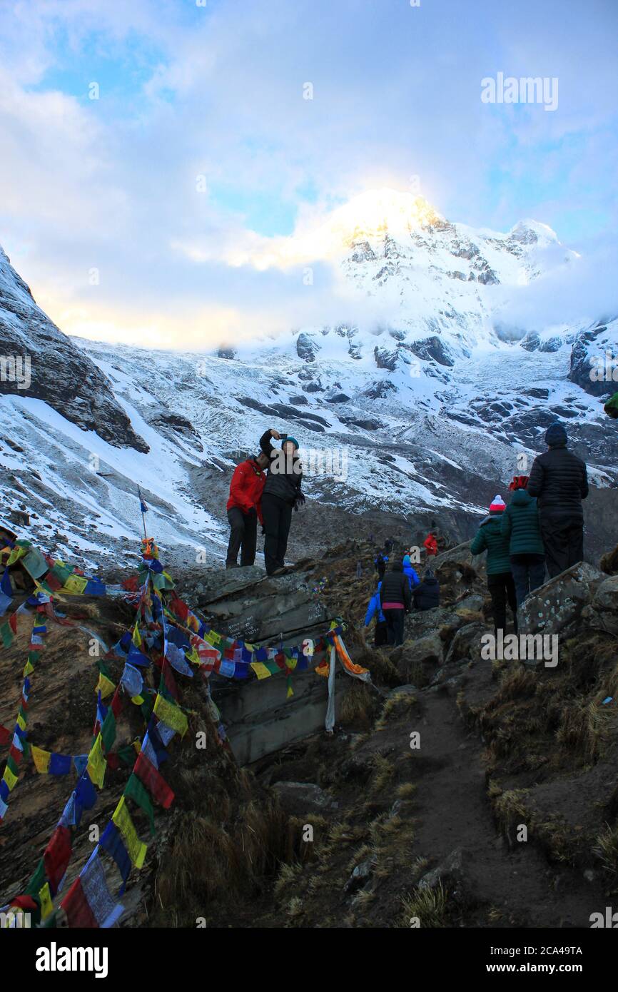 Annapurna base Camp / Nepal - Novembre 2019: Escursionisti scattare foto e selfie nel campo base Annapurna all'alba Foto Stock