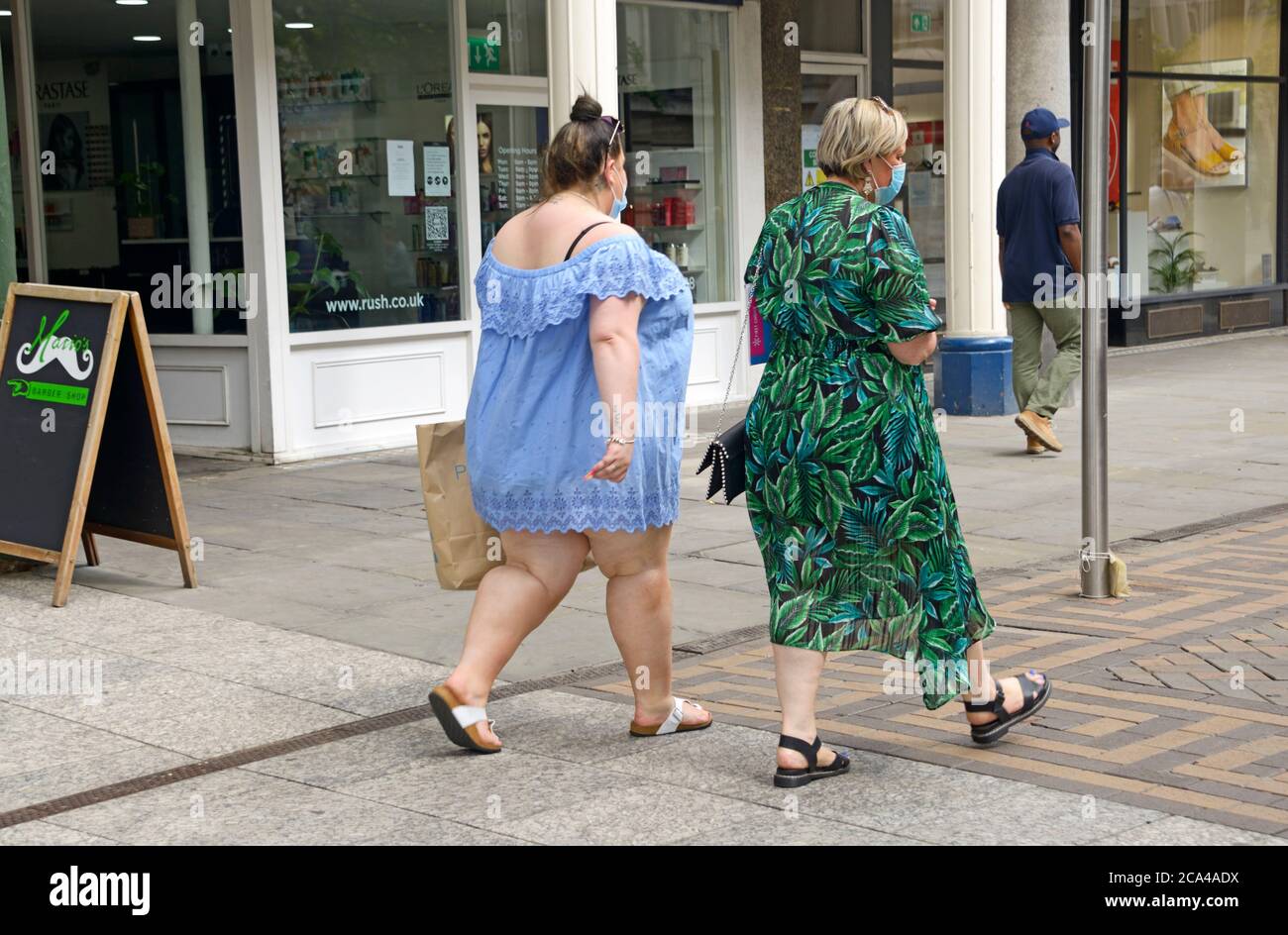 Donna obesa, con una normale. Potrebbe essere Madre e figlia. Foto Stock