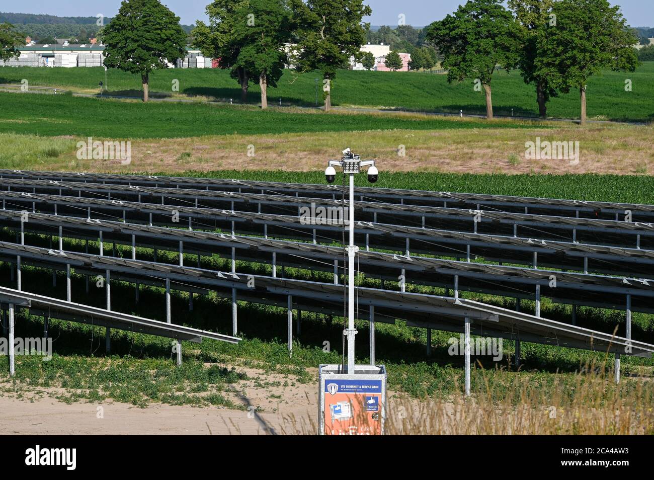 GERMANIA, Luebz, Solar farm, Security Camera/ DEUTSCHLAND, Lübz, Solarfeld, Videoüberwachung zum Schutz vor Diebstahl und Vandalismus Foto Stock