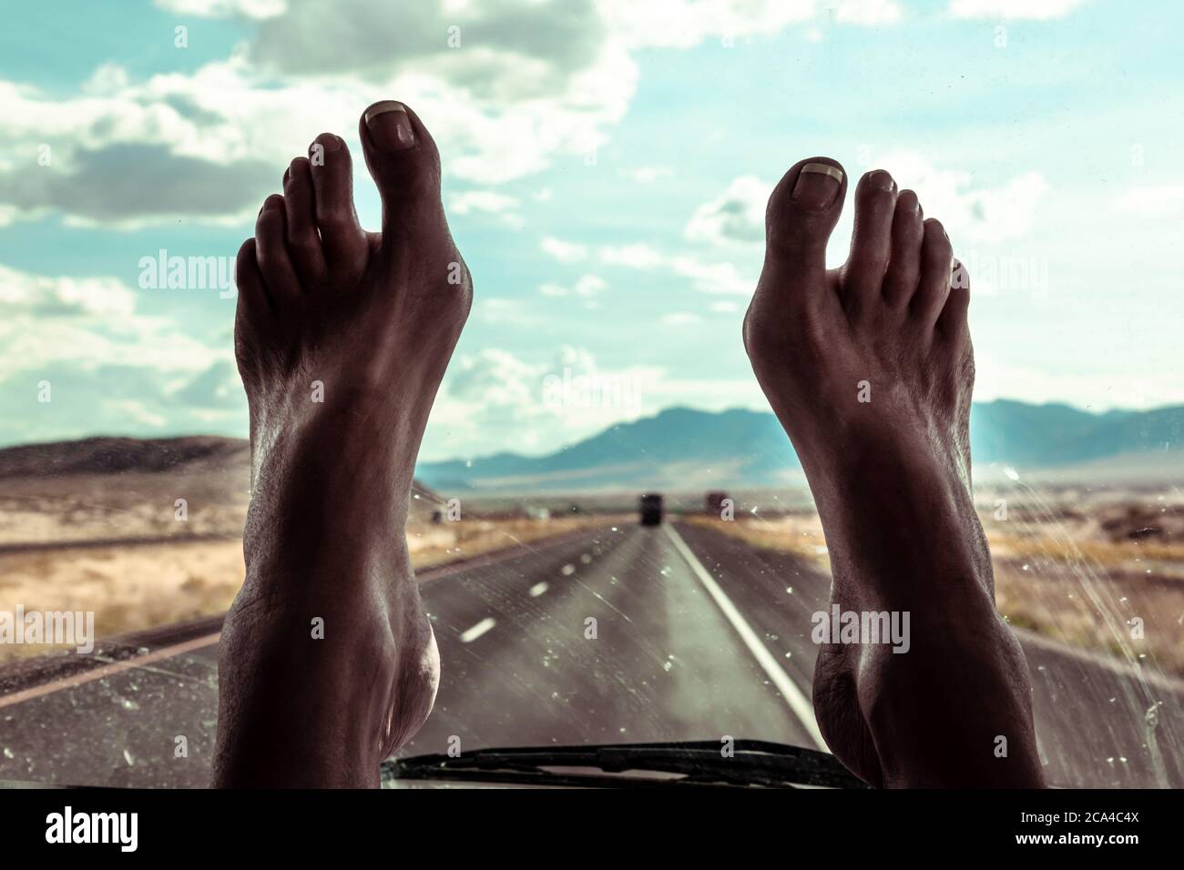 I piedi sul cruscotto - road trip Utah in un camper Foto Stock