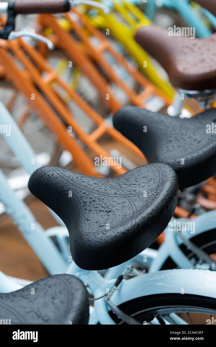Sella di bicicletta fuori bagnato con pioggia, primo piano. Messa a fuoco selettiva. Foto Stock