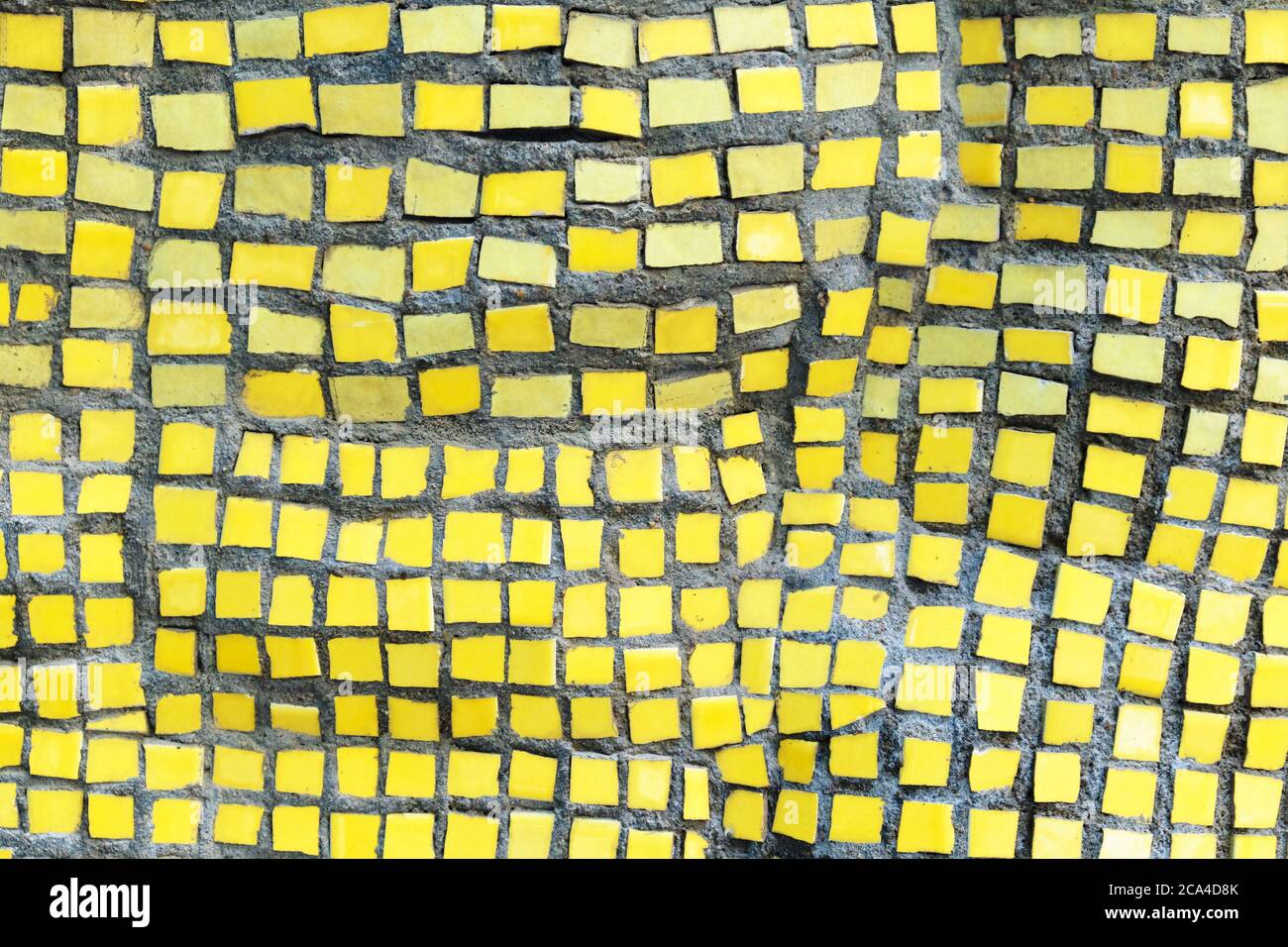 Sfondo di Mosaic di colore giallo da piastrelle quadrate. Foto Stock