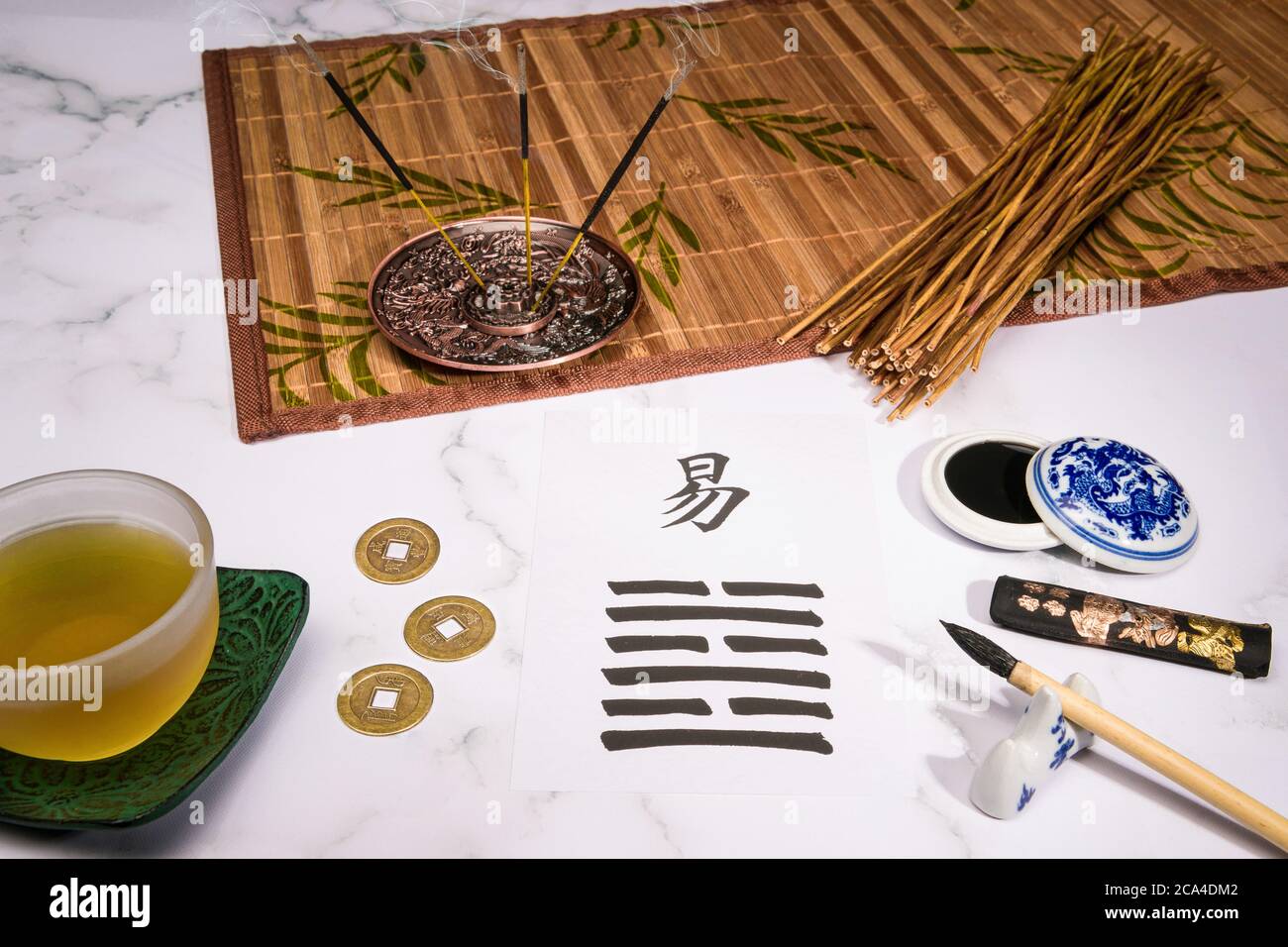 Libro di fortuna cinese e bastoni immagini e fotografie stock ad alta  risoluzione - Alamy
