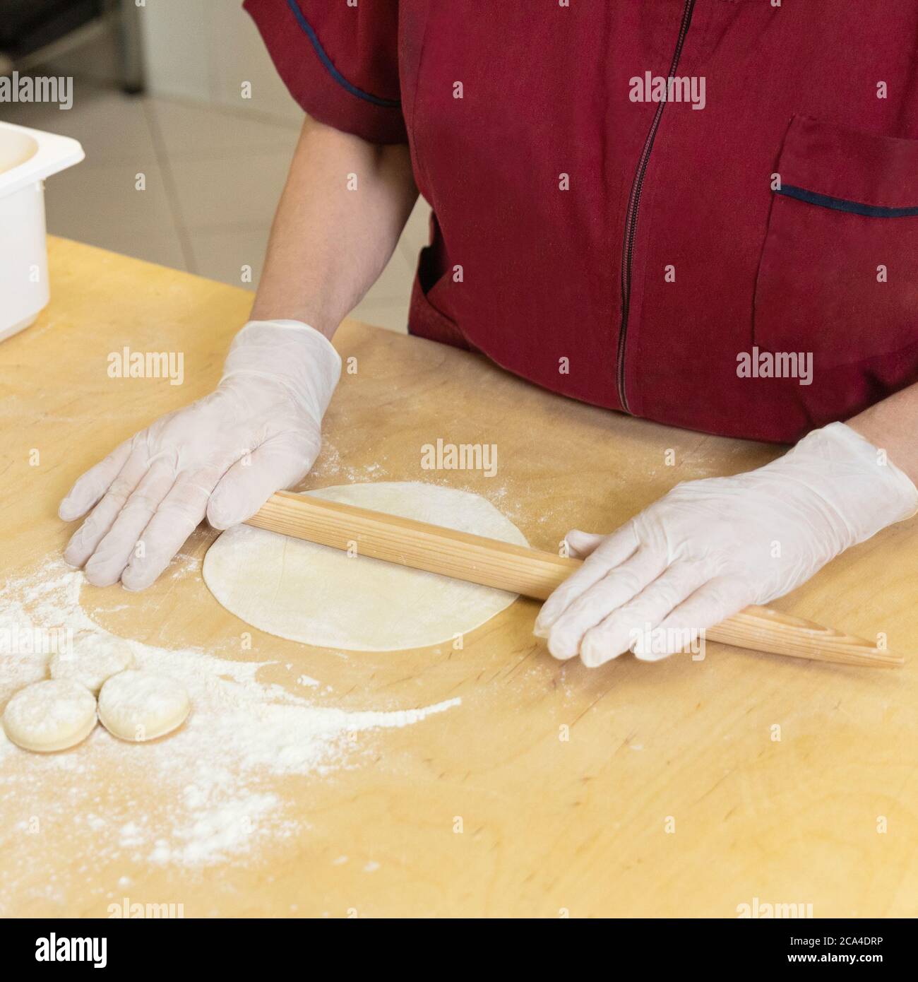 Donna che fa il pasto qutab dall'impasto Foto Stock