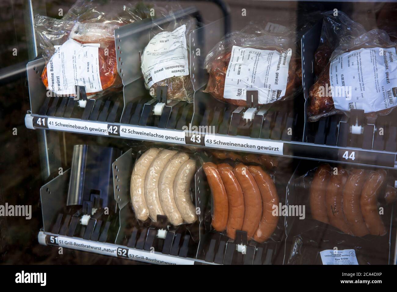 Distributore automatico di carni fresche presso la piazza Auerbachplatz, nel quartiere di Suelz, salsicce e carne per barbecue, Colonia, Germania. Fleischautomat am Aue Foto Stock