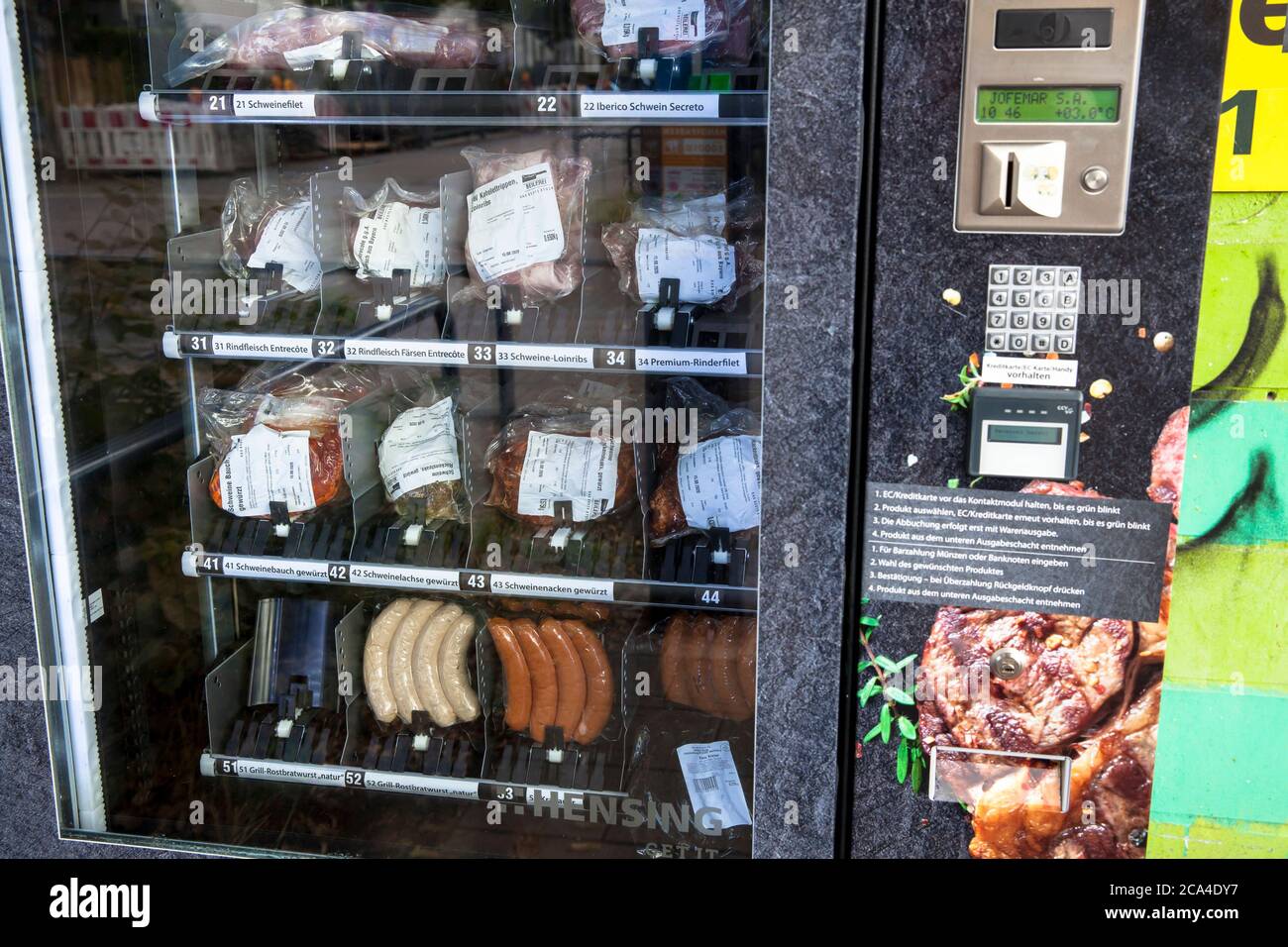 Distributore automatico di carni fresche presso la piazza Auerbachplatz, nel quartiere di Suelz, salsicce e carne per barbecue, Colonia, Germania. Fleischautomat am Aue Foto Stock