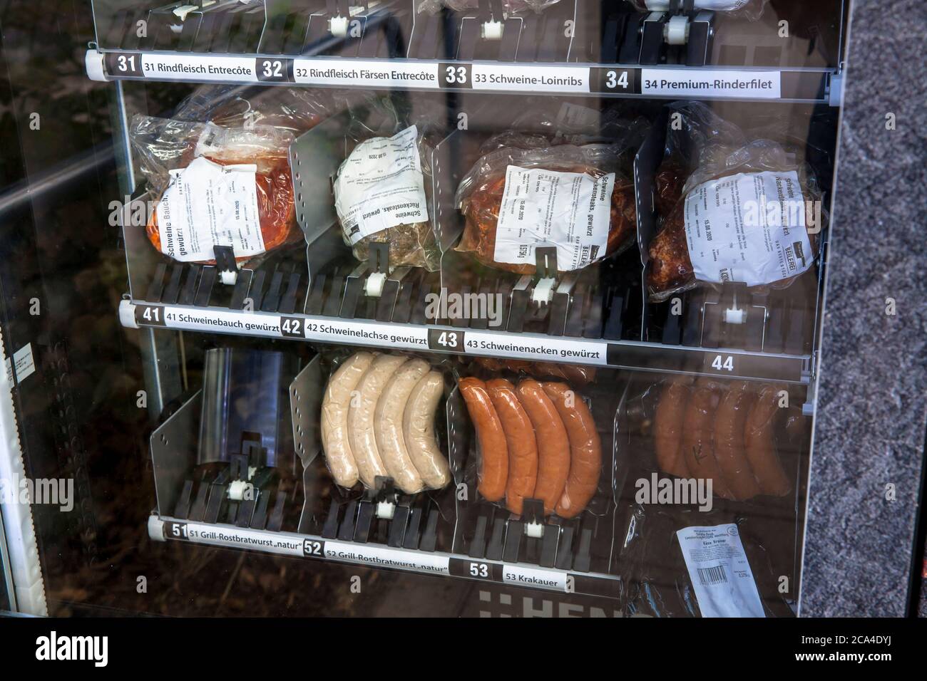 Distributore automatico di carni fresche presso la piazza Auerbachplatz, nel quartiere di Suelz, salsicce e carne per barbecue, Colonia, Germania. Fleischautomat am Aue Foto Stock