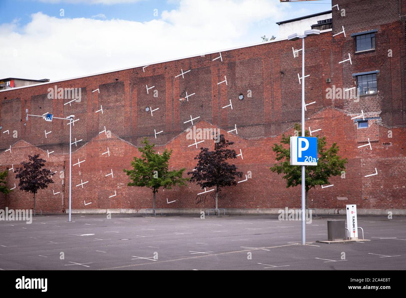 Parcheggio verticale dipinto del progetto architettonico di Colonia su un muro di mattoni vicino alla fiera di Deutz, Colonia, Germania. Aufgemalter vertikal Foto Stock