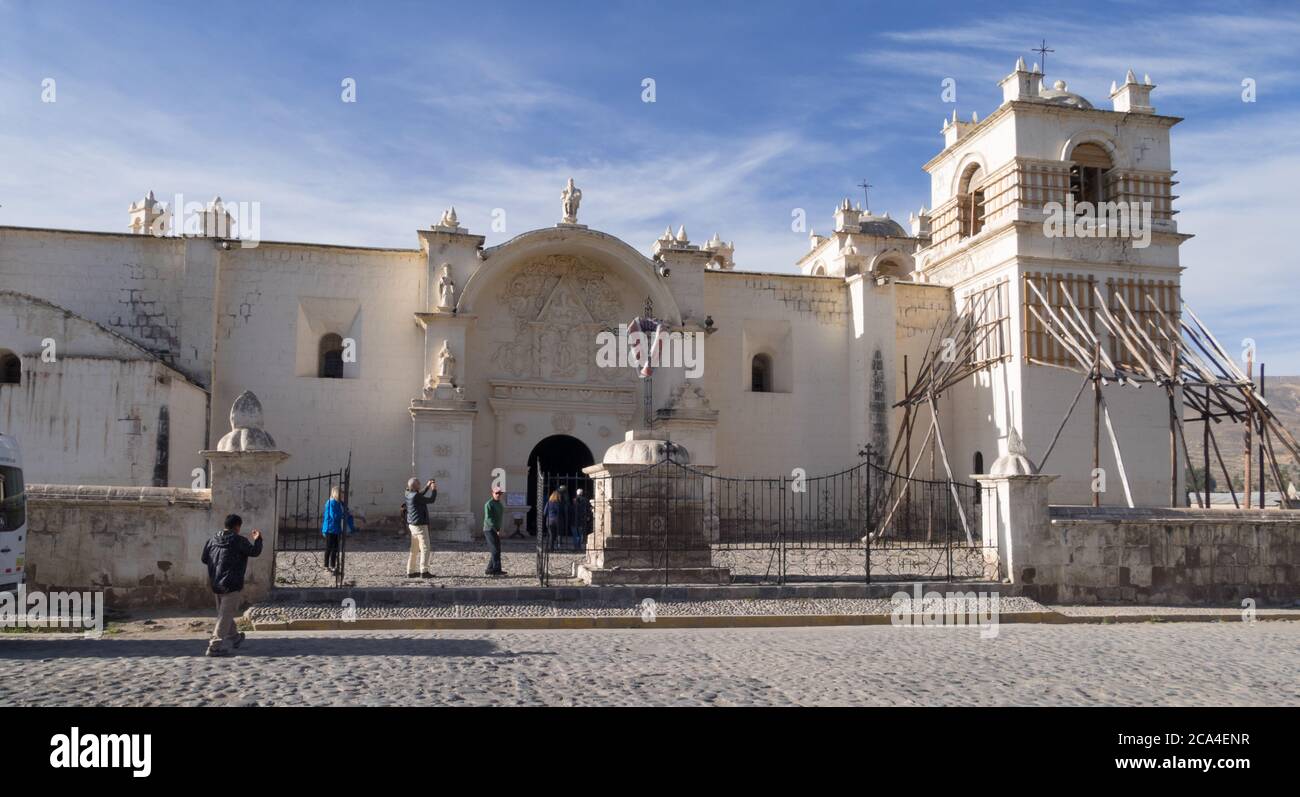 Chivay, Perù - 26 settembre 2018: Chiesa cattolica a Plaza de Armas a Chivay, Perù. Chivay è la capitale della provincia di Caylloma. Foto Stock