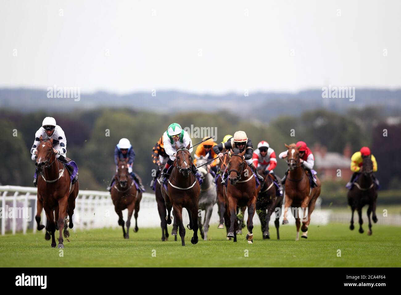 Noorban guidato dal jockey Daniel Tudhope (a sinistra) sulla loro strada per vincere la Tickton Maiden Auction Stakes a Beverley Racecourse, East Riding dello Yorkshire. Foto Stock
