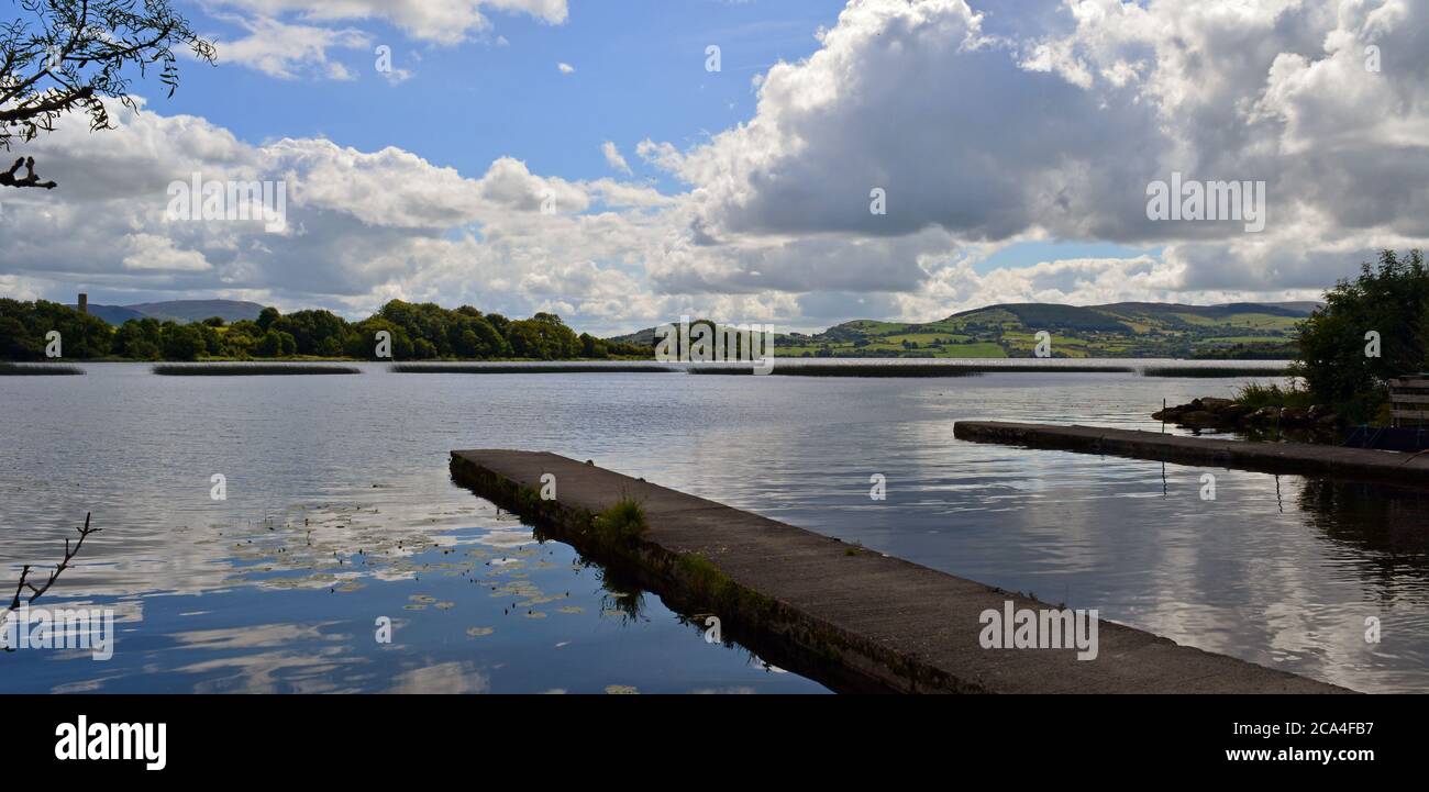 Lough Derg, lago rosso, il più grande lago sul fiume Shannon. La leggenda irlandese dice che il lago ha ottenuto il suo nome quando un re ha lavato il suo occhio sanguinoso nelle sue acque Foto Stock