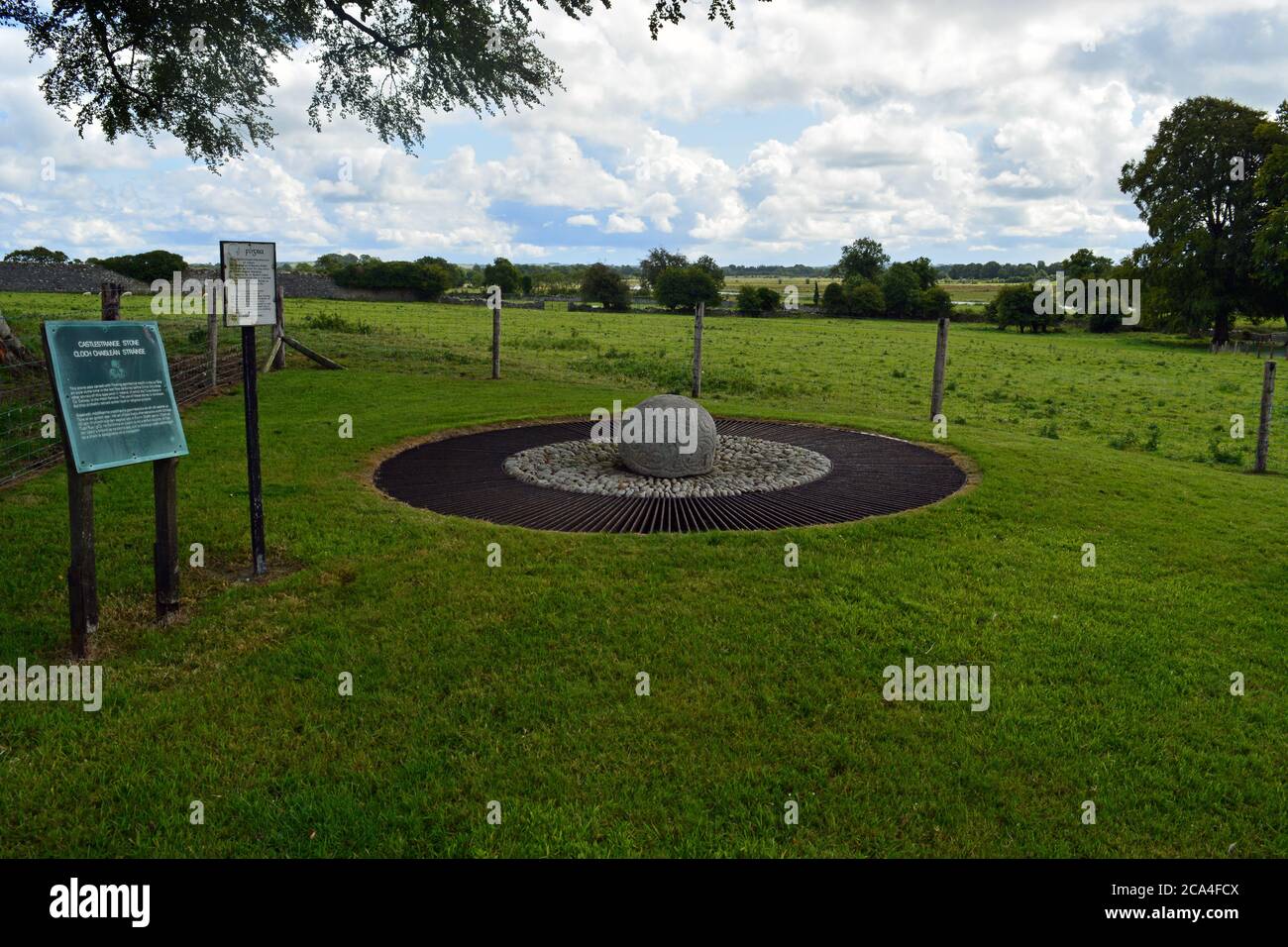 Castlestrange Stone, decorata con motivi curvilinei tipici di una forma d'arte celtica chiamata la Tene, risalente agli ultimi secoli a.C. Foto Stock